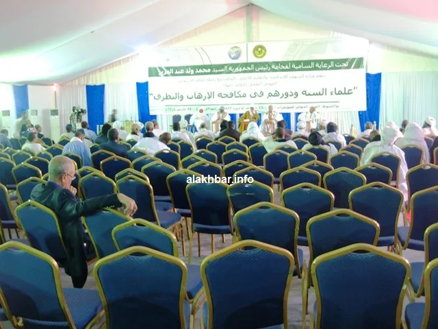 بقيت المقاعد فارغة فور مغادرة الرئيس وأعضا حكومته باستثناء عشرات من?