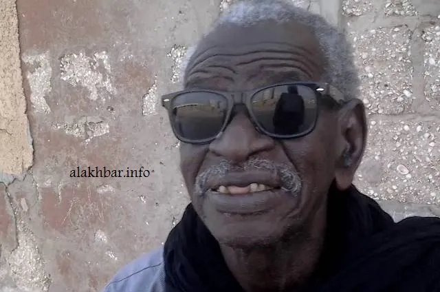 جبريل صال يستلم جواز سفره
