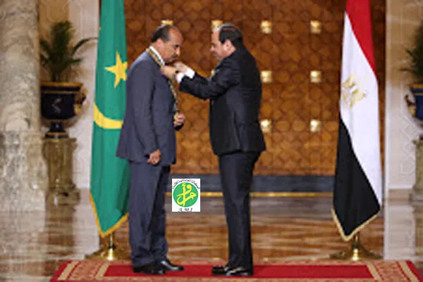 الرئيس الموريتاني محمد ولد عبد العزيز خلال توشيحه من طرف الرئيس المص