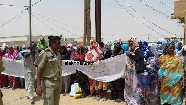 المحتجون أمام مباني الولاية تزامنا مع وصول وزير الداخلية (الأخبار)