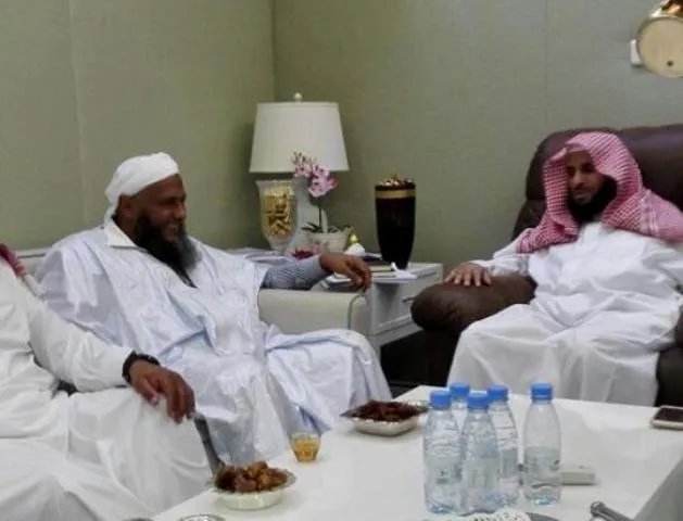 الشيخ الددو يزور القرني بمنزله في الرياض