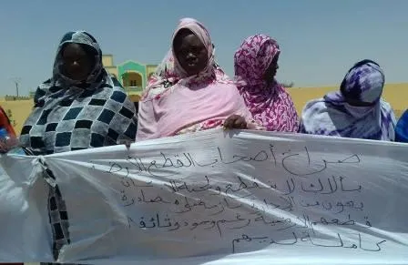 رفع المحتجون خلال الوقفة شعارات نتقد ظلم إسكان وتتهم الإدارة بالتعا?