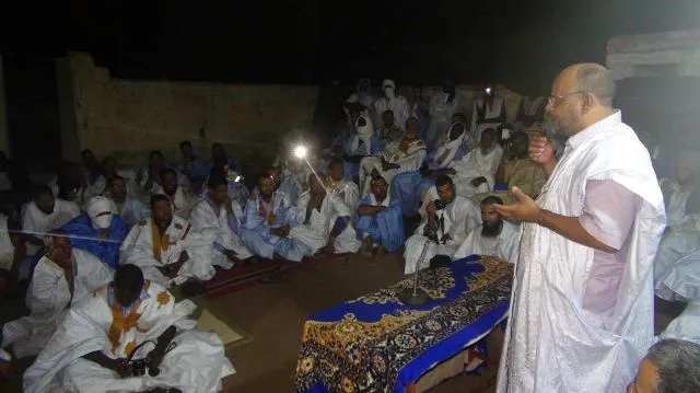 رئيس حزب "تواصل" محمد جميل ولد منصور خلال حديث له أمام جماهير حز?