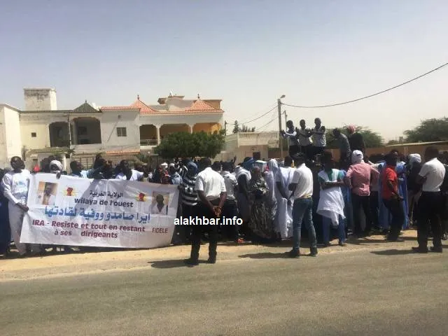 أنصار "إيرا" خلال احتجاجاتهم صباح اليوم أمام مباني المحكمة العل