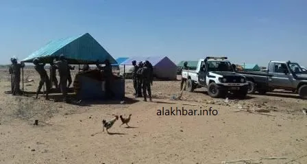 أفراد من الحرس والشرطة أثناء إزالة أحد الأكواخ ظهر اليوم الأربعاء (ا?