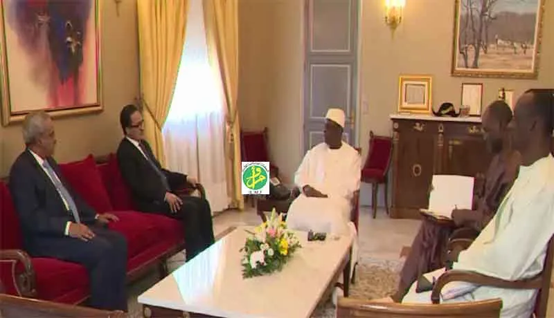 ولد ازيدبيه يسلم رسالة لرئيس السنغال