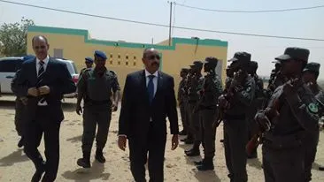 وزير الداخلية وهو يستعرض وحدة من الحرس الموريتاني لحظة وصوله إلى مدي