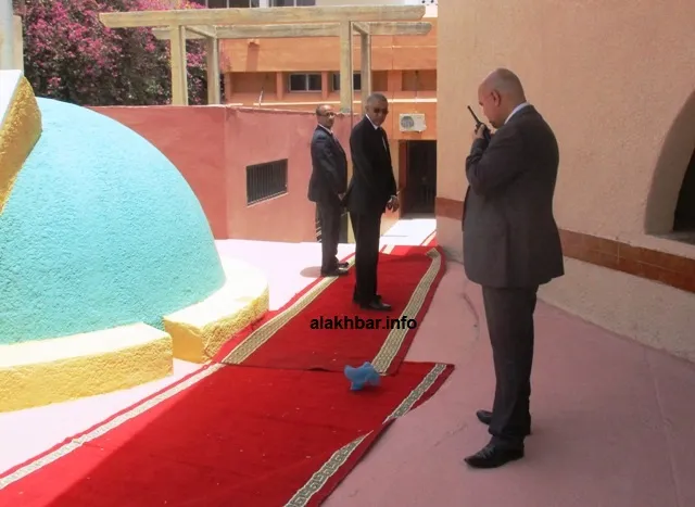 الوزير الأول يحي ولد حدمين يراقب كيس البلاستيك، وهو يواصل تقدمه على ?