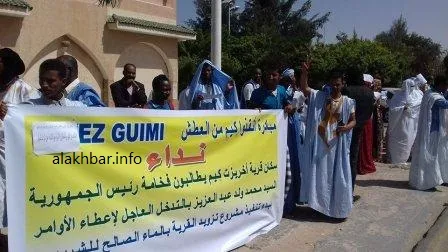 جانب من الوقفة الاحتجاجية لسكان اخريزت كيمي صباح اليوم (الأخبار)