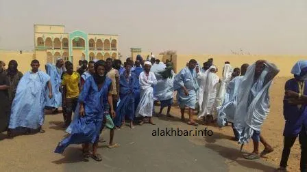 جانب من الوقفة الاحتجاجية التي نظمها التجار صباح اليوم أمام مبنى الو