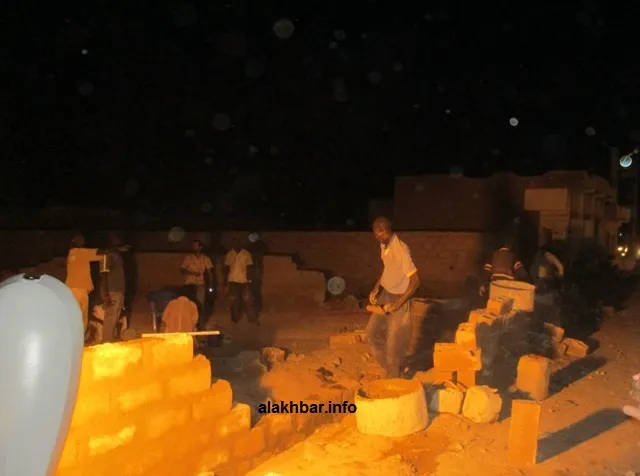 يسابق العمال الزمن لإكمال بناء ساحة المهرجان (الأخبار)