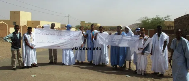 جانب من المسيرات صباح اليوم قرب الولاية (الأخبار)
