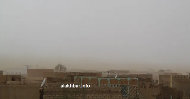 مدينة النعمة بعيد ظهر اليوم، والغيوم تعانق الهضاب المحيطة بها (الأخب