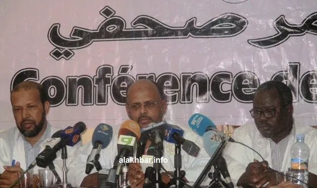 من اليمين: الأمين العام لحزب "تواصل" النائب البرلماني حمدي ولد إ