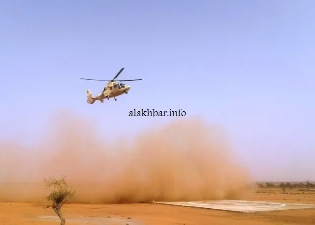 مروحية عسكرية تقل الرئيس محمد ولد عبد العزيز ووفده تستعد للهبوط بمرك