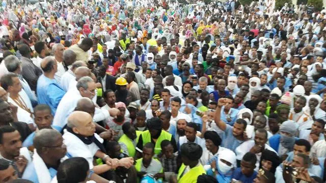 قادة منتدى المعارضة بين الجماهير المشاركة في المسيرة مساء السبت الم?