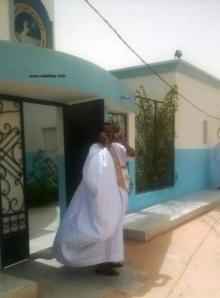 أحد شيوخ الأغلبية أثناء انصرافه من الاجتماع بمقر الحزب الحاكم (الأخب