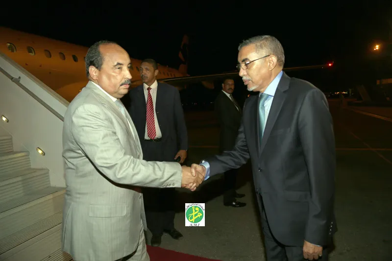 الرئيس الموريتاني محمد ولد عبد العزيز لدى هبوطه البارحة من الطائرة ب