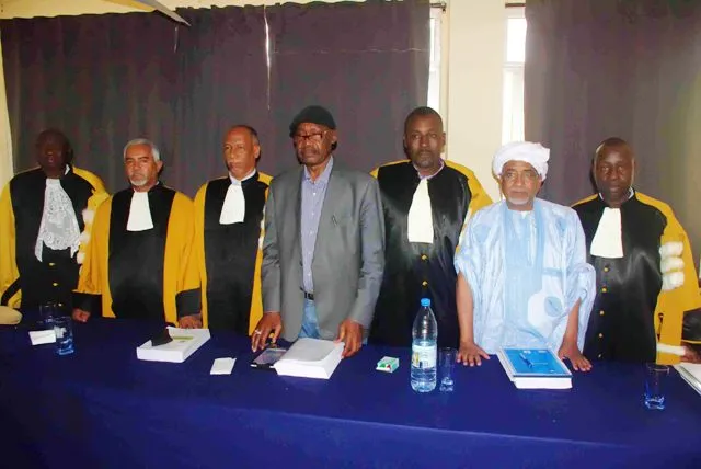 لجنة نقاش الأطروحة مع الباحث الذي أعدها