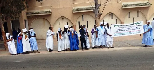الأساتذة والمعلمون خلال احتجاجهم أمام القصر الرئاسي اليوم