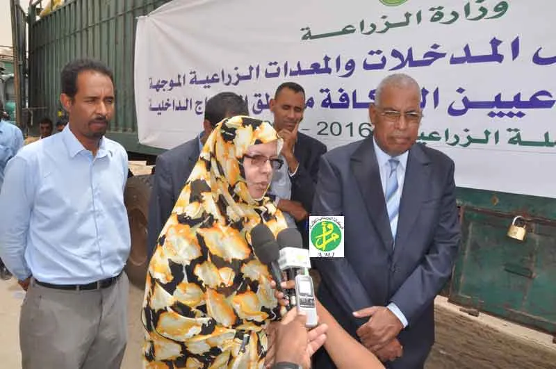الأمين العام لوزارة الزراعة امعيزيزة بنت كربالي خلال إشرافها على ان?