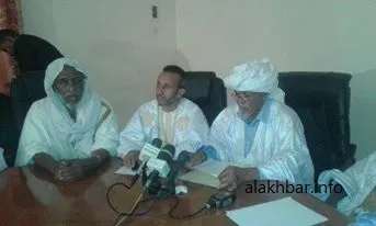 رئيس اللجنة محمد محمود ولد غالي أثناء قراءة البيان مساء اليوم الأحد (