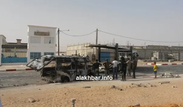 الشرطة تنقل باصها المحترق وقوات تطوق المكان(صور)
