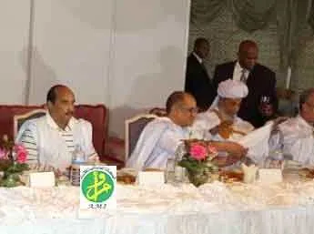 ولد الحاج إلى جانب الرئيس الموريتاني خلال حفل الإفطار الرئاسي مساء أ