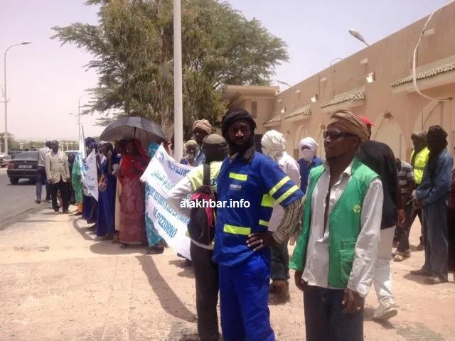 عمال بيزورنو الفرنسية خلال وقفتهم الاحتجاجية ظهر اليوم أمام القصر ا?