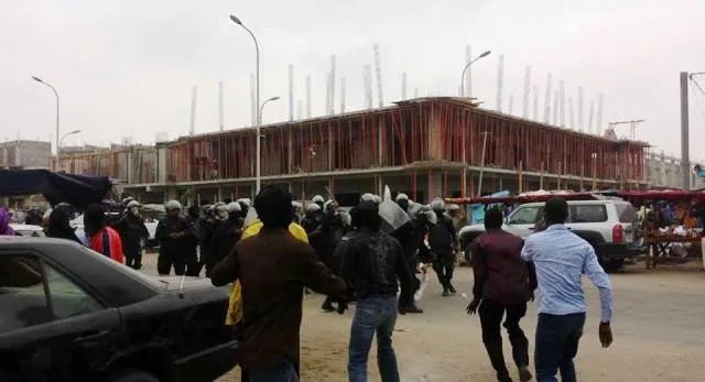 محتجون من حركة إيرا قبيل تفريقهم بالقوة من شرطة مكافحة الشغب في نواك?