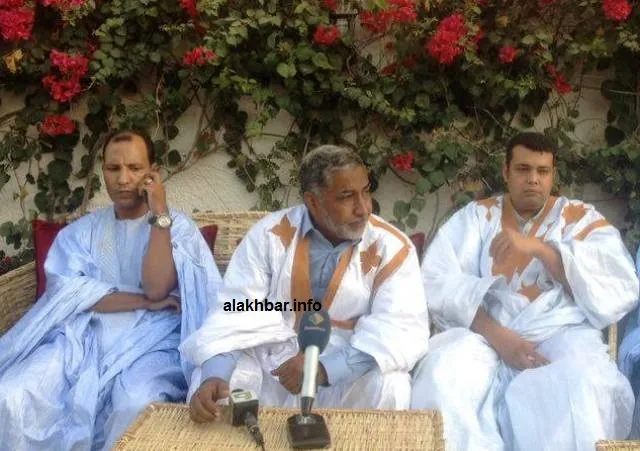 المختار ولد محم (وسط) تحدث باسم تجمع "حراس المهنة" في المؤتمر الص