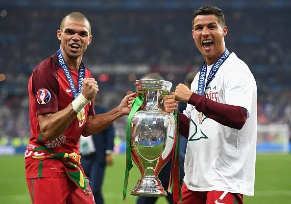نجما الفريق البرتغالي رونالدو وبيبي وهما يحملان كأس أمم أروبا 2016