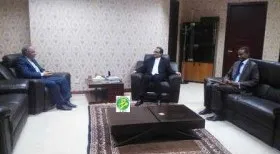 وزير الخارجية الموريتاني خلال استقباله للقائم بالأعمال في السفارة ا