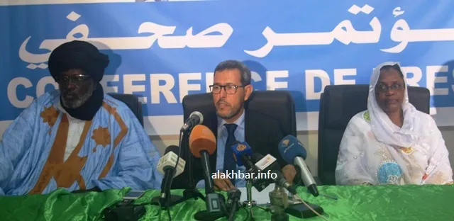 الزعيم الرئيس للمعارضة الحسن ولد محمد، وإلى جانبيه عضوي مجلس الإشرا?