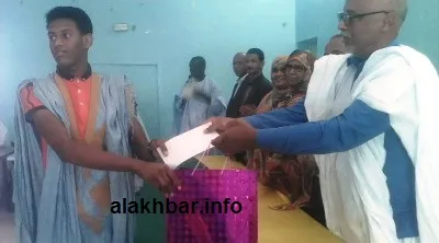 مستشار والي نواذيبو أثناء منحه للجائزة الأولي لصاحب الرتبة الأولي ف?