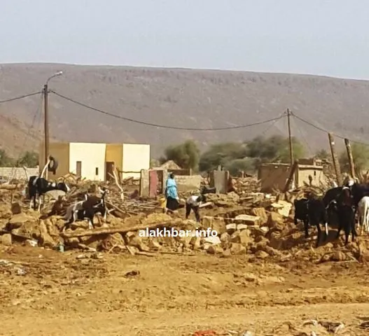 يحاولون لملمة وإنقاذ ما بقي من الأمتعة بعد انهيار المنازل (الأخبار)