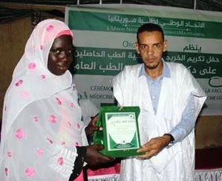 الأمين العام للاتحاد الوطني حبيب الله ولد اكاه خلال تكريميه إحدى الط