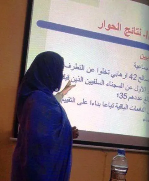 الباحثة الموريتانية نفيسة محمد الحسين خلال تقديمها لورقتها البحثية 