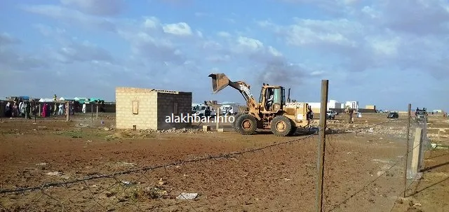 الجرافة التي استخدمتها السلطات الإدارية في ألاك في تهديم منازل السك?