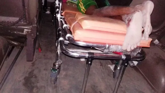 الطفل المصاب بطعنة من سكين في ظهره وهو ينتظر العلاج وتوقيف نزيف دمائ?