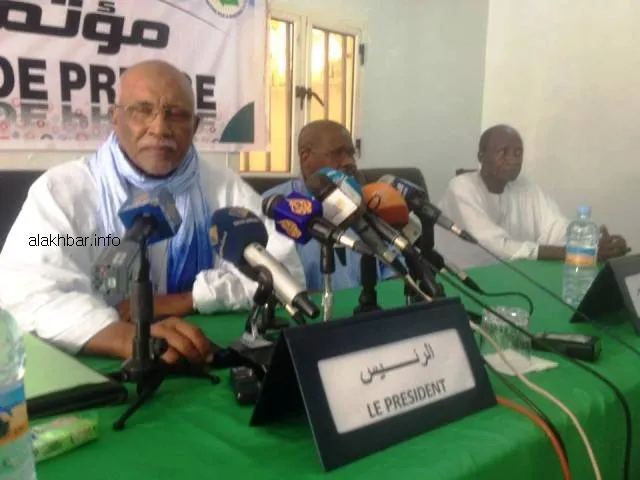 الرئيس الدوري لمنتتدى المعارضة ونائبيه خلال المؤتمر الصحفي ظهر الاث