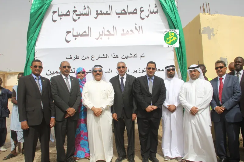 الوزير الأول يحي ولد حدمين وعدد من المسؤولين خلال تدشين الشارع (وما)