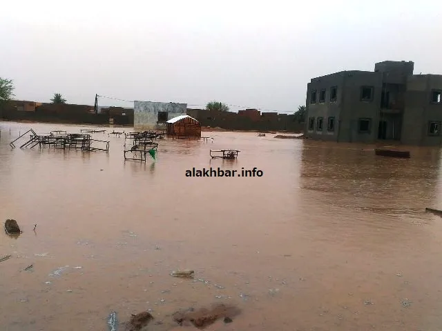 تناثرت محتويات ثانوية الامتياز في حي كنوال، وحاصرت السيول مباني الم?