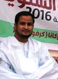 رئيس جمعية شبيبة بناء الوطن الحاج أحمد ولد اماه خلال أحد أنشطة جمعيت?