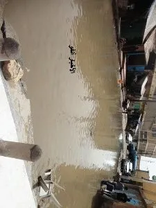 حاصرت المياه أحد مداخل السوق المركزي فيما دفعت السلطات باليات شفط لف