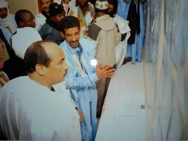 عبد اللطيف وهو يقدم شروحا في أحد معارضه للرئيس محمد ولد عبد العزيز ـ ?