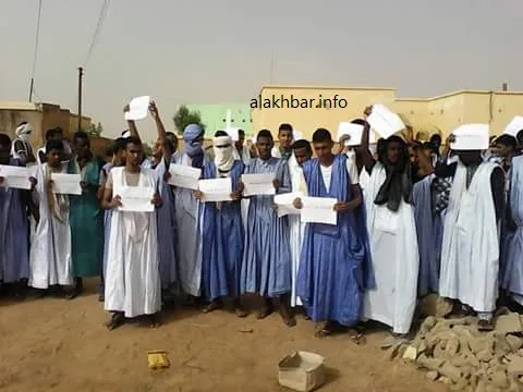 جانب من التظاهرة بعد وصولها إلى مقر حاكم مقطع لحجار صباح اليوم (الأخب