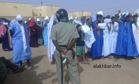 عنصر أمني يقف بالقرب من الوقفة الاحتجاجية قبل تفريقها (الأخبار)