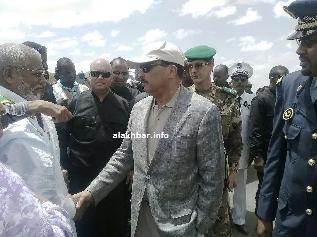 الرئيس الموريتاني محمد ولد عبد العزيز خلال تجوله في قرية أهل الطايع ?