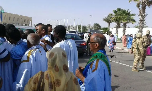 يحيى ولد سيدي المصطف يتحدث للأخبار وهو يلج باب قصر المؤتمرات ـ الأخب?